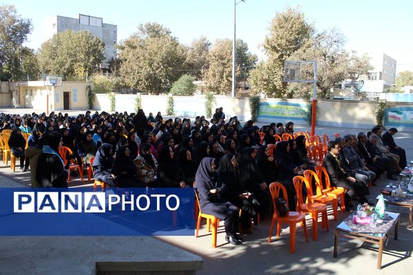 گرامیداشت روز آزمایشگاه در دبیرستان دخترانه شاهد غرویان وکیلی (۲۲)