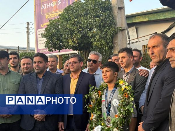 استقبال محمودآبادی‌ها از نایب قهرمان رقابت‌های کشتی نوجوانان جهان