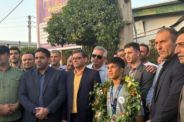 استقبال محمودآبادی‌ها از نایب قهرمان رقابت‌های کشتی نوجوانان جهان