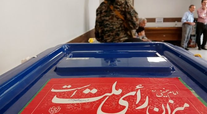 حضور پرشور مردم و رأی‌اولی‌ها در پای صندوق‌های رأی در دبستان حضرت فاطمه(س) شهرضا 