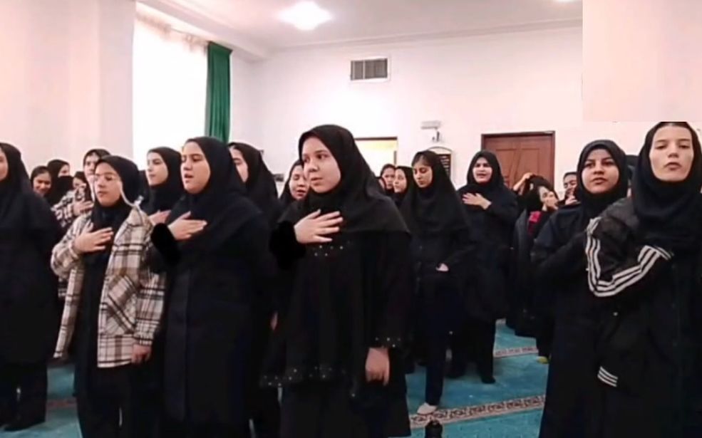 انس دانش‌آموزان دبیرستان حضرت نرجس روستای ورجان قم با شهدا