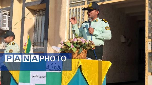 دیدار صمیمانه مأموران نیروی انتظامی با دانش‌آموزان دبستان استقلال 