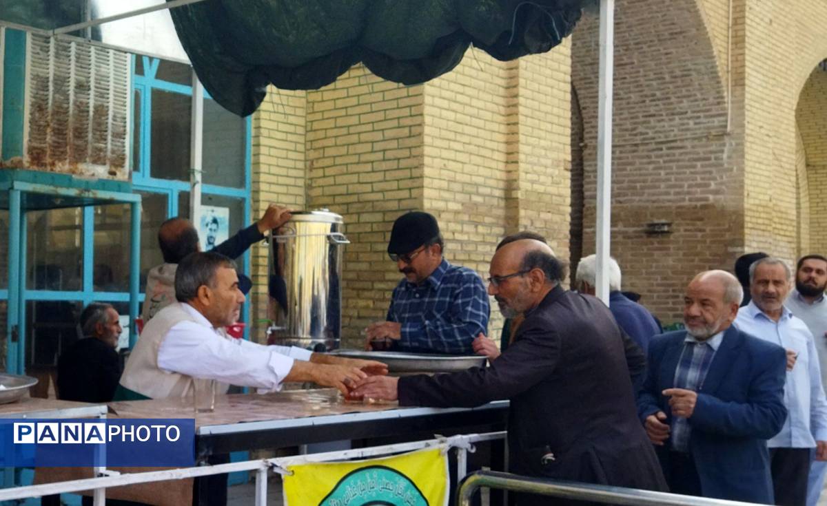 گذری بر فعالیت چایخانه مسجد جامع در روز جمعه