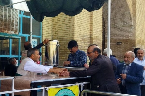 گذری بر فعالیت چایخانه مسجد جامع در روز جمعه 