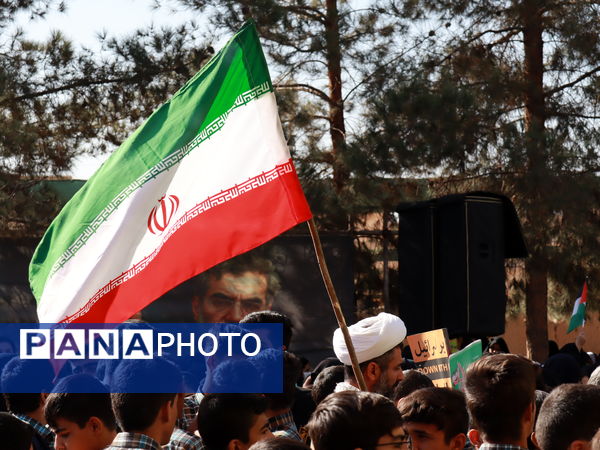 حضور افتخارآفرین دانش آموزان میبدی در تجمع یوم الله سیزده آبان 
