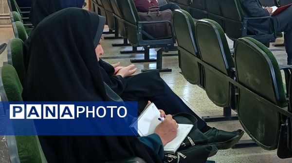 نشست توانمندسازی مدیران و مشاوران مدارس بن با محوریت پیشگیری از آسیبهای اجتماعی