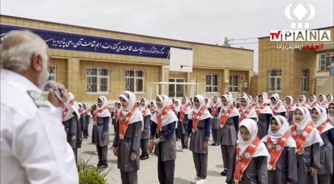 بازدید ارزیابان کشوری از فعالیت‌های پیشتازان در مدرسه حضرت رقیه(س) روستای صرم قم 
