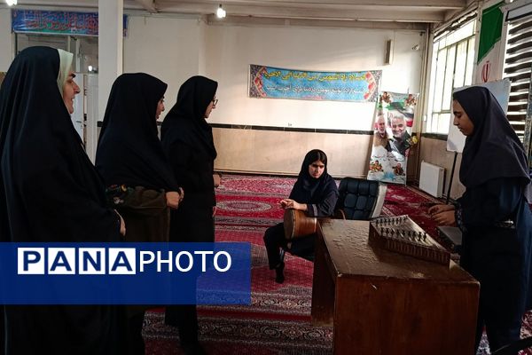 جلوه‌ای از خلاقیت دانش‌آموزی؛ نمایشگاه فرهنگی و هنری دبیرستان عترت برپا شد