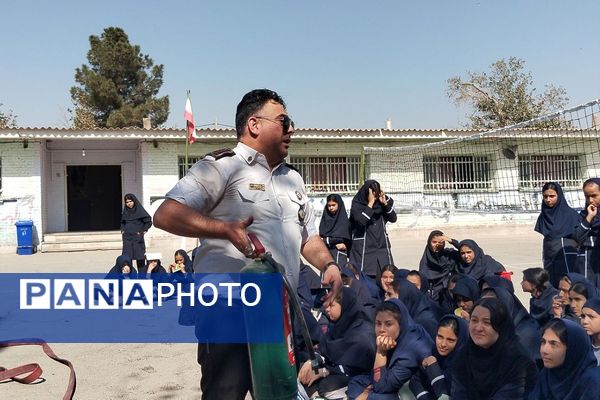 آموزش اصول اولیه آتش‌نشانی در مدرسه زکیه صباشهر