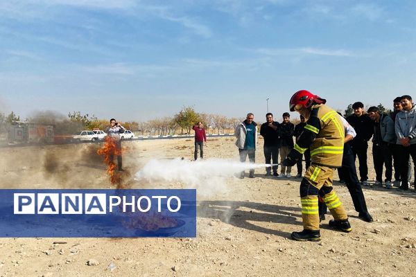 آماده‌سازی مانور زلزله با آموزش آتش‌نشان‌ها در مدرسه نمونه‌دولتی شهید مطهری رباط‌کریم