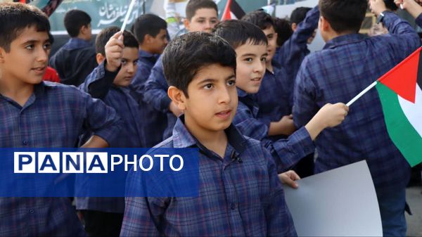 ادای احترام دانش‌آموزان و فرهنگیان شهرستان پاکدشت به مقام شامخ شهیدان مقاومت و شهید سید حسن نصرالله 