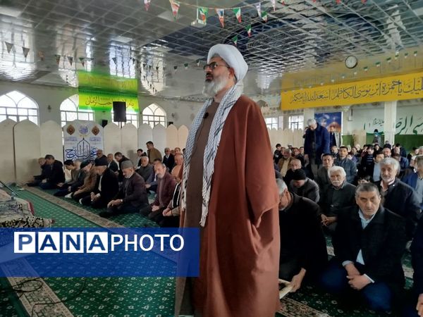 اقامه نماز جماعت بعد از  راهپیمایی در کاشمر 