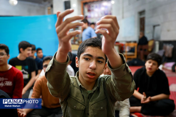 اعتکاف دانش‌آموزی در مسجد امام عصر (عج)