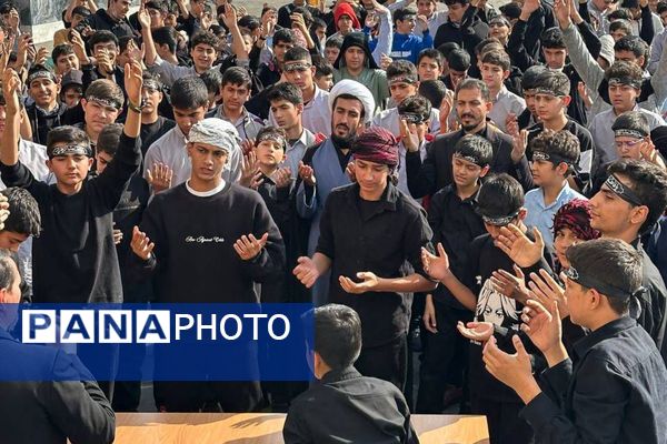  سوگواری نوجوانان برای مادر مهربانی‌ها