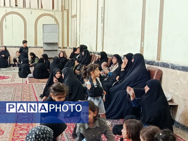 حضور کودکان در مراسم شب ششم محرم در حسینیه حیدری شهرستان کاشمر 