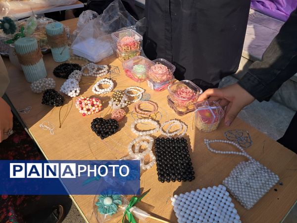 بازارچه دست‌ساخته‌های دانش‌آموزی در دبیرستان بهار آزادی قائمشهر