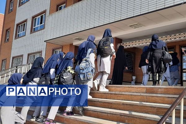 بازدید دانش‌آموزان پایه نهم آموزشگاه دخترانه پاکان،ملارد از هنرستان‌های طوبی، کبری زرگران و نور