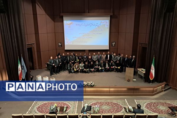 برگزاری آیین تجلیل از دانش‌آموزان برتر دبیرستان شهید هاشمی نژاد یک