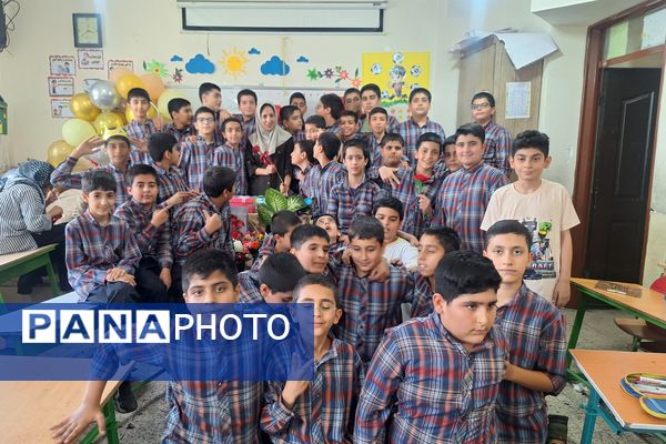 معلم مشعل دانش و چراغ هدایت است