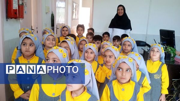 قدردانی از کارکنان خانههای بهداشت روستای فدافن در روز پرستار