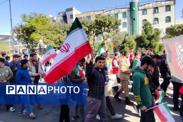 حضور دانش‌آموزان مدرسه نمونه‌‍دولتی استاد مطهری در راهپیمایی ۱۳ آبان