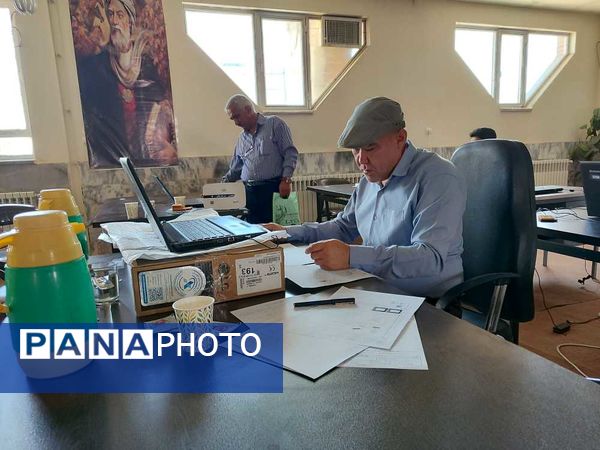 تصحیح اوراق آزمون‌های نهایی در آموزش و پرورش ناحیه یک مشهد مقدس