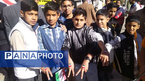 حضور پرشور دانش‌آموزان دبستان پسرانه فضیلت در راهپیمایی یوم‌الله ۱۳آبان 