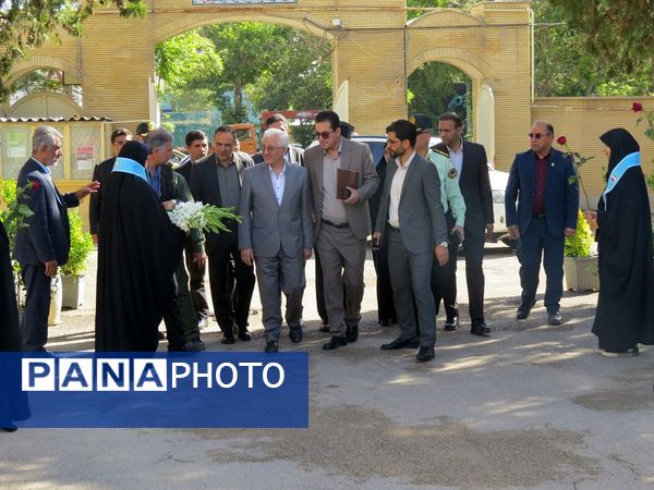 نواختن زنگ سپاس معلم در هنرستان محمودیه بجنورد