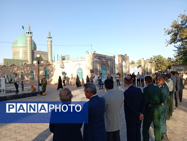 عطر افشانی و گلباران مزار شهدا توسط مسئولین کاشمر به مناسبت هفته دولت