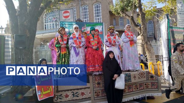 غرفه نسل افتخار سازمان دانش‌آموزی استان آذربایجان شرقی در راهپیمایی ۱۳‌ آبان