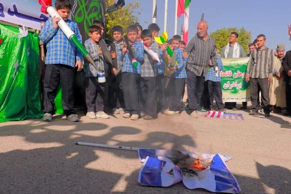 فراشبند صحنه هم‌صدایی مردم و دانش‌آموزان در روز ملی مبارزه با استکبار جهانی 