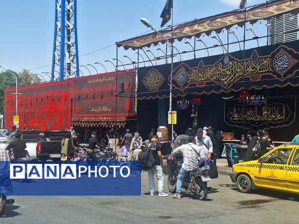 قدم‌هایی تا بهشت؛ جاماندگان اربعین در مشهد رهسپار حرم مطهر رضوی شدند