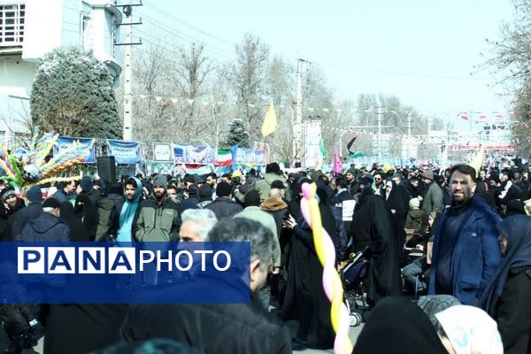 راهپیمایی یوم‌الله ۲۲بهمن با حضور پرشور مردم در استان البرز