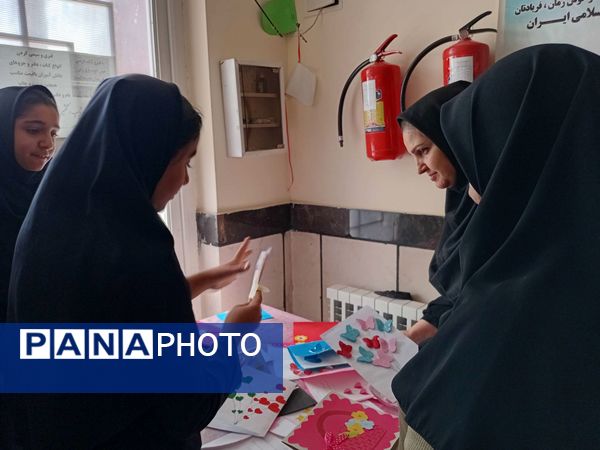 ساخت کارت پستال در هفته سلامت‌روان توسط دانش‌آموزان مدرسه مادرمهربان خلیل‌آباد