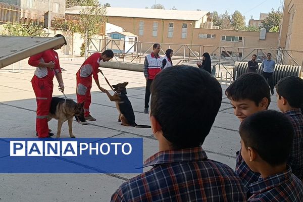 بازدید دانش‌آموزان دبستان علامه طباطبایی از جمعیت هلال‌احمر پیشوا