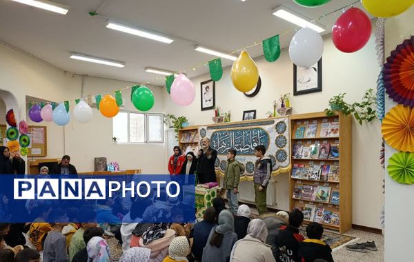 تقدیر از مادر شهید مهدی زاهدلویی در کتابخانه امام علی(ع) قم