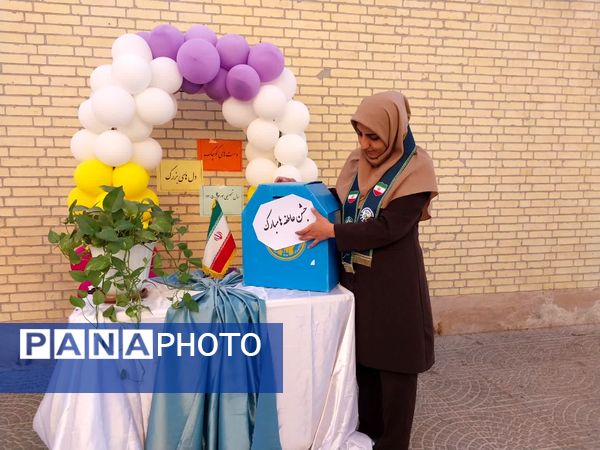مهربانی در قاب مدرسه؛ برگزاری جشن عاطفه ها در دبستان شهید صدوقی یزد