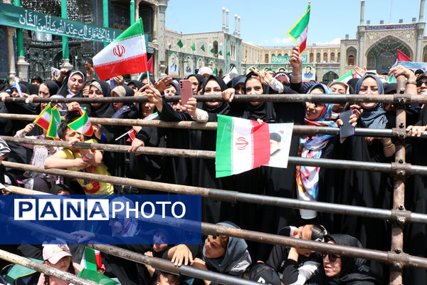 حضور پرشور نوجوانان قمی در آیین استقبال از رئیس جمهوری 