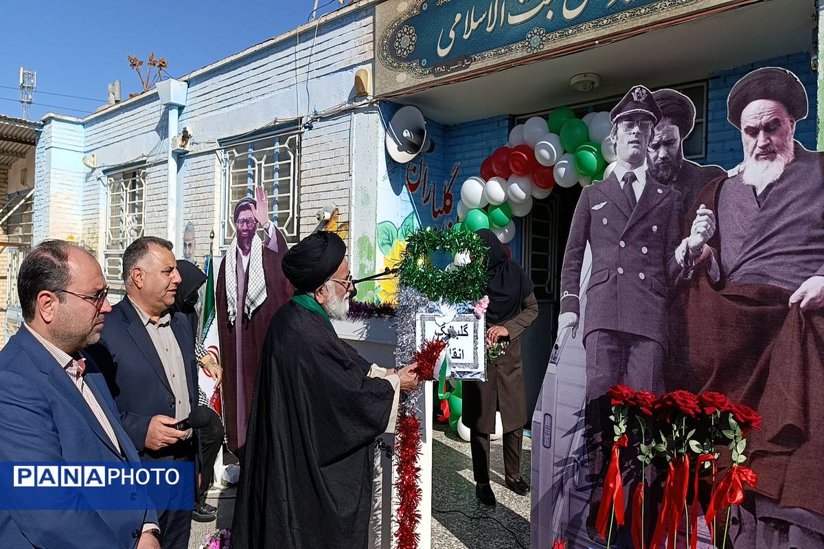 آیین نواختن زنگ انقلاب اسلامی به مناسبت چهل و ششمین سالگرد پیروزی انقلاب در نیشابور