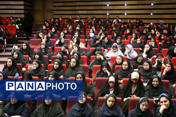 دومین روز از آیین تجلیل از برگزیدگان چهل و دومین دوره مسابقات فرهنگی و هنری دانش‌آموزان شهر تهران