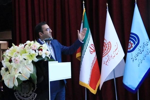 حضور بانوان در کارخانه‌ها، جبران فقدان نیروهای صنعتگر