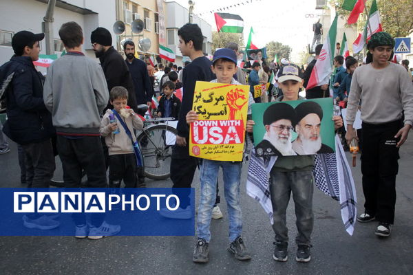 جلوه‌هایی از حضور حماسی دانش‌آموزان قم در راهپیمایی یوم الله ۱۳ آبان