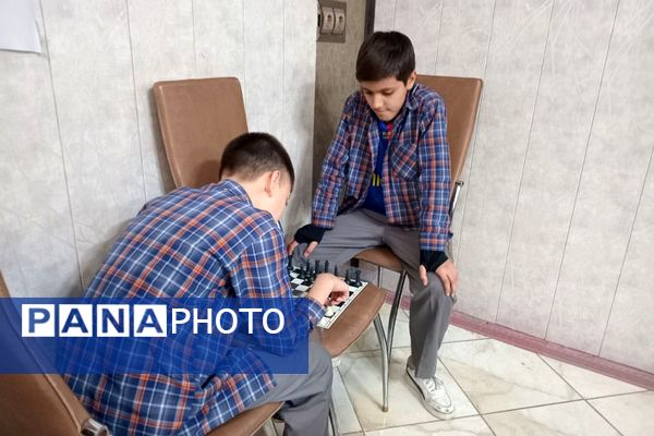 رقابت هوش و دقت در دبستان علامه طباطبایی؛ شور و هیجان در مسابقات شطرنج و دارت