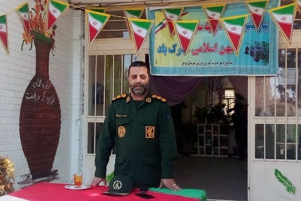 مدارس جبهه‌های فرهنگی در جامعه هستند