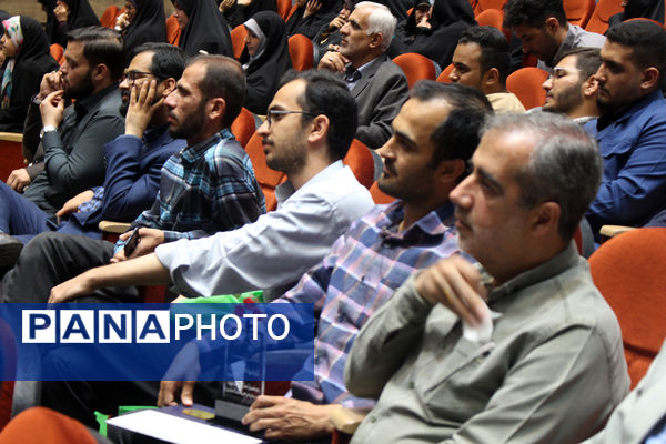 همایش تقدیر از فعالان اردوهای راهیان نور دانش‌آموزی در قم