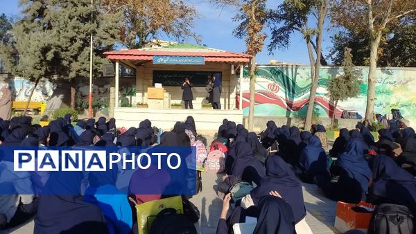 حضور جمعی از آتشنشانان در مدرسه شاهد شهید حمامی ناحیه شش مشهد