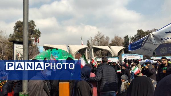 جشن پیروزی انقلاب در خیابان‌های تهران