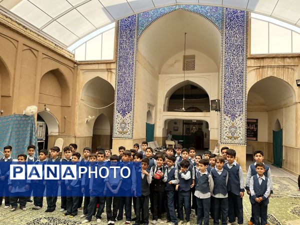 بازدید دانش‌آموزان میبدی از بافت سنتی شهرستان 