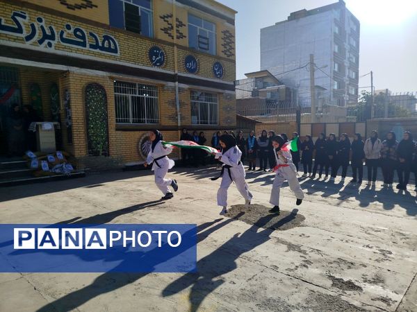 آغاز سال تحصیلی در دبیرستان نمونه زینب الکبری(س) قروه همراه با نواختن زنگ ایثار و مقاومت  
