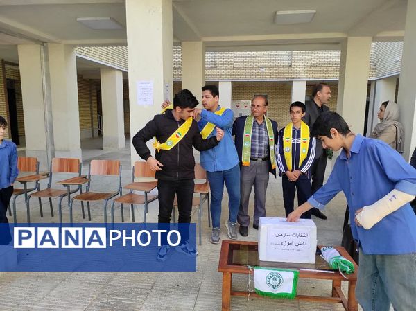 مشارکت پرشور دانش‌آموزان در انتخابات شورای پیشتاز مدرسه کوثر